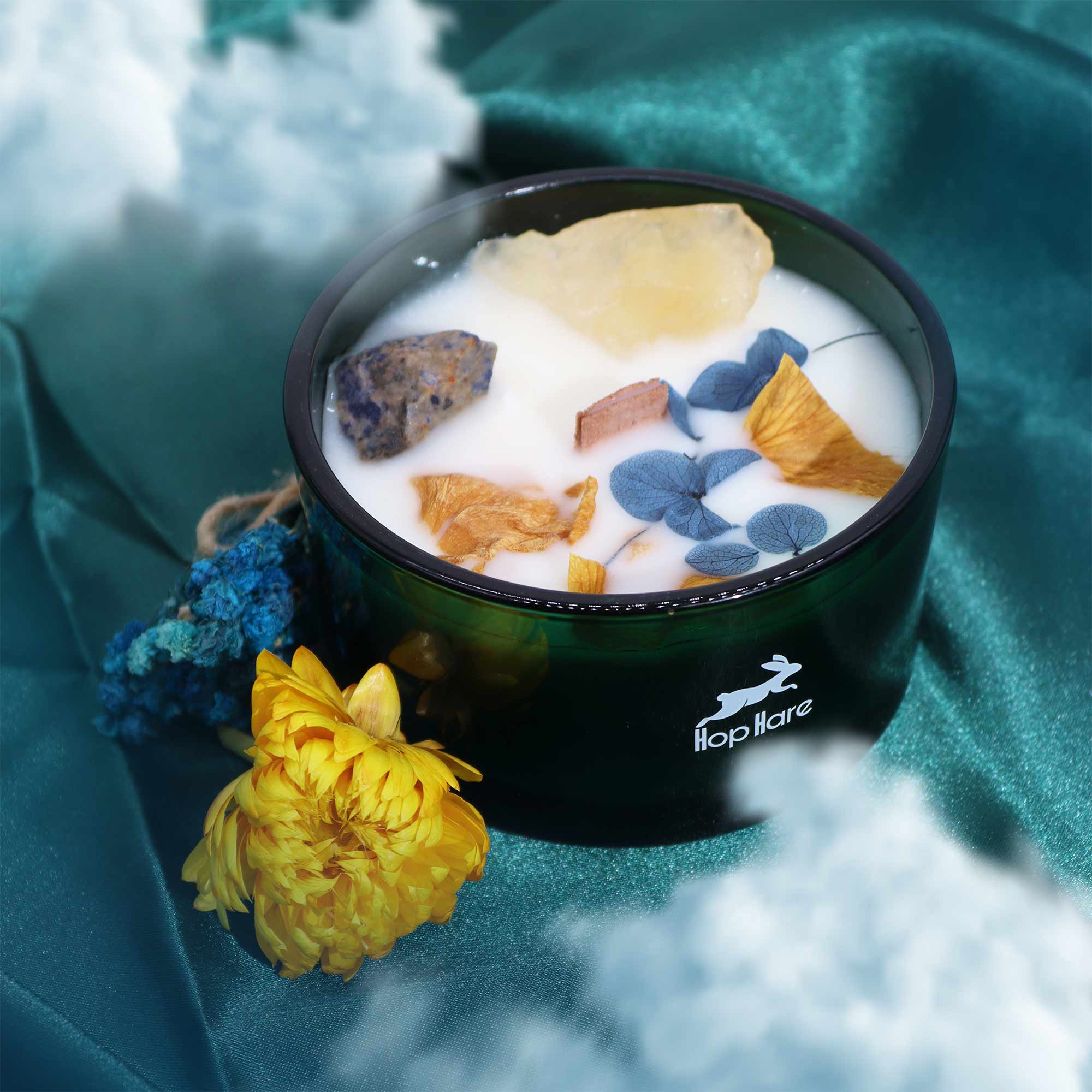 Ancient Wisdom Hop Hare Magická Květinová Svíčka s Krystaly - Slunce 330g