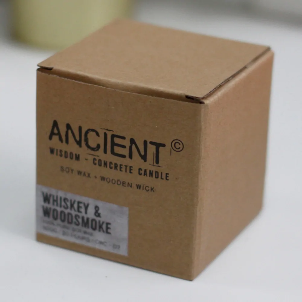 Ancient Wisdom Sojová svíčka v betonu Jelení Hlava - Whisky a Dřevný Kouř 450g