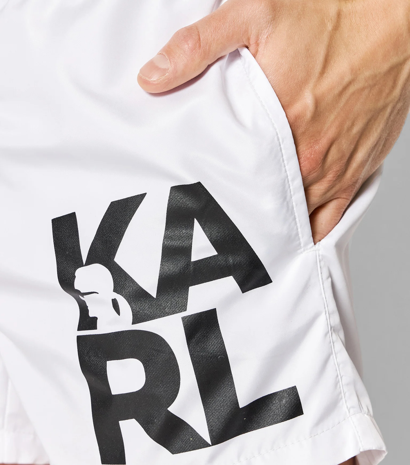 Karl Lagerfeld KL21MBS02 pánské šortky bílé
